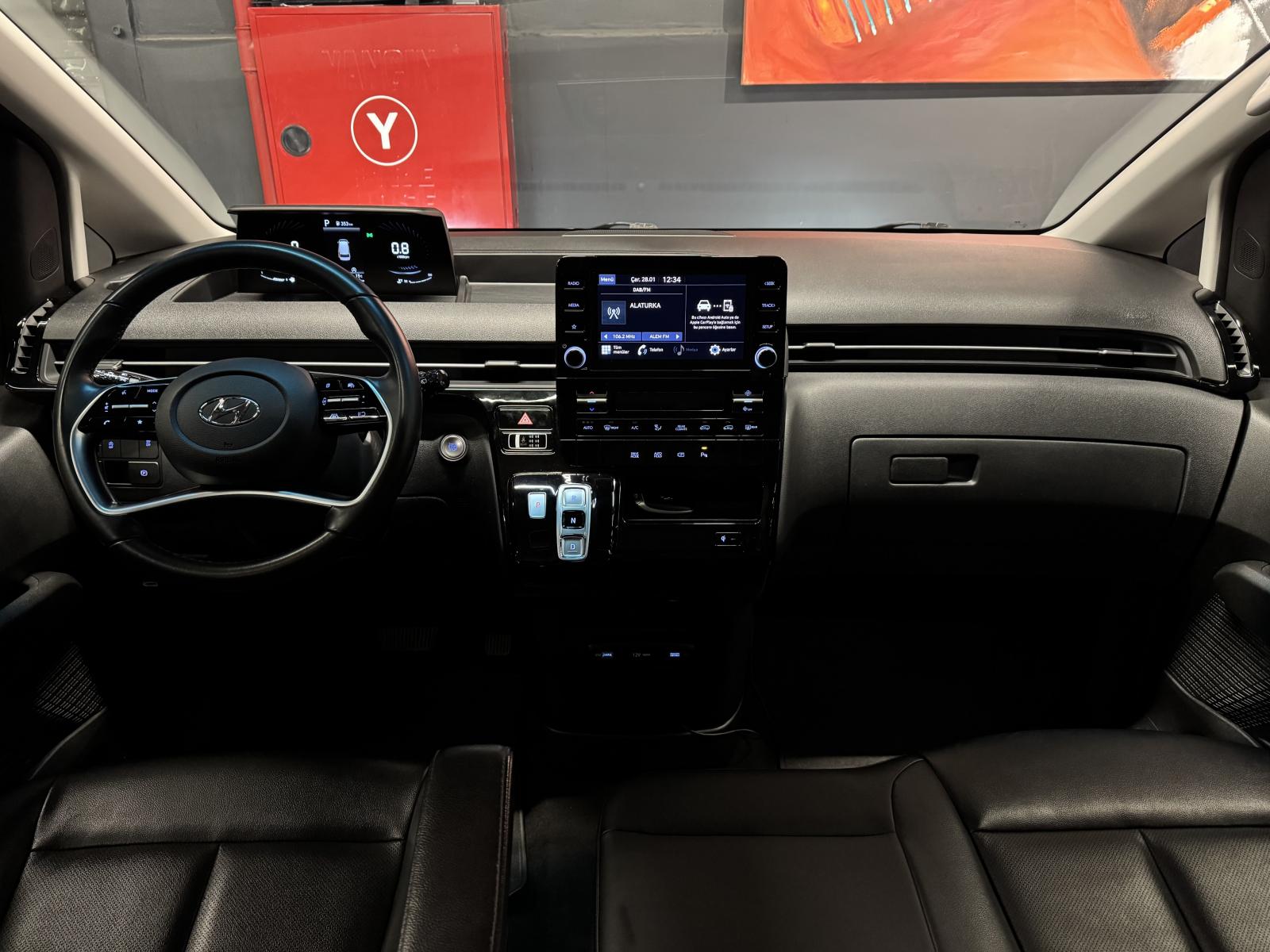 HYUNDAI STARIA