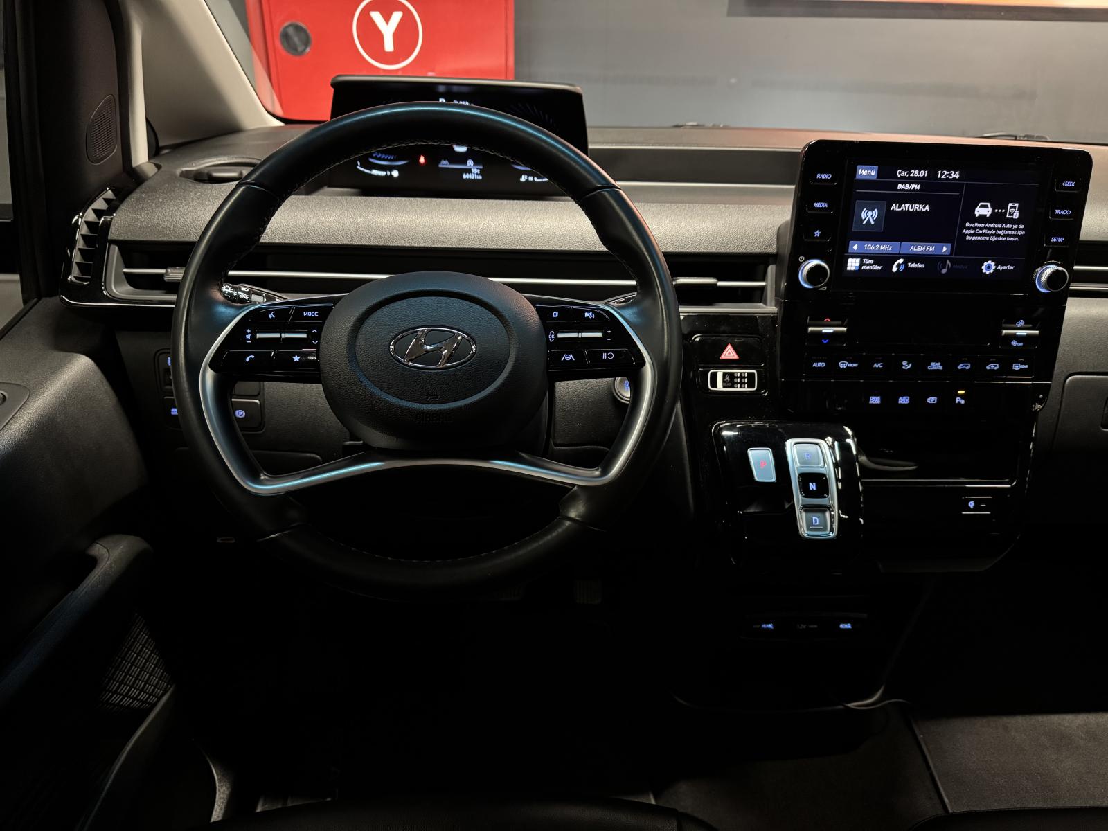 HYUNDAI STARIA